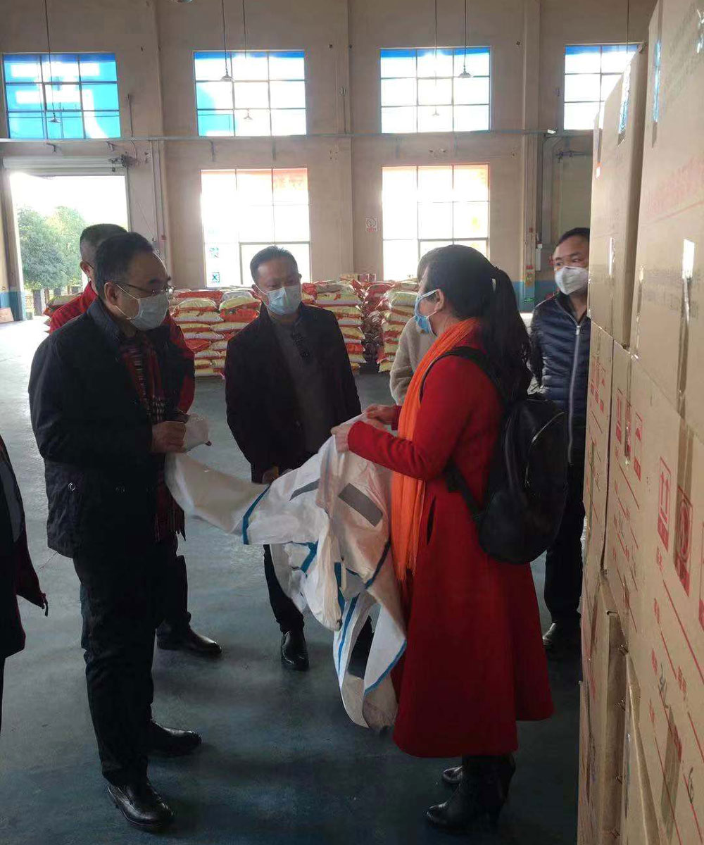 湖南省藥檢局局長(zhǎng)及湘潭市藥監(jiān)局局長(zhǎng)一行來(lái)湖南華大了解口罩、防護(hù)服滅菌細(xì)節(jié)